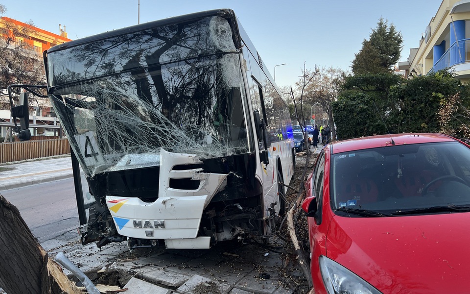 Θεσσαλονίκη: Λεωφορείο εκτός ελέγχου σαρώνει ό,τι βρίσκει μπροστά του (εικόνες)-1