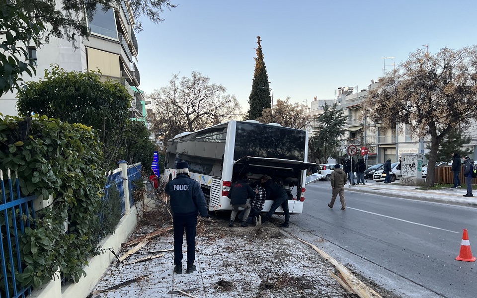 θεσσαλονίκη-λεωφορείο-εκτός-ελέγχου-561687298