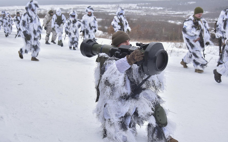 ουκρανία-στρατιώτες-με-το-δάχτυλο-στη-561695122