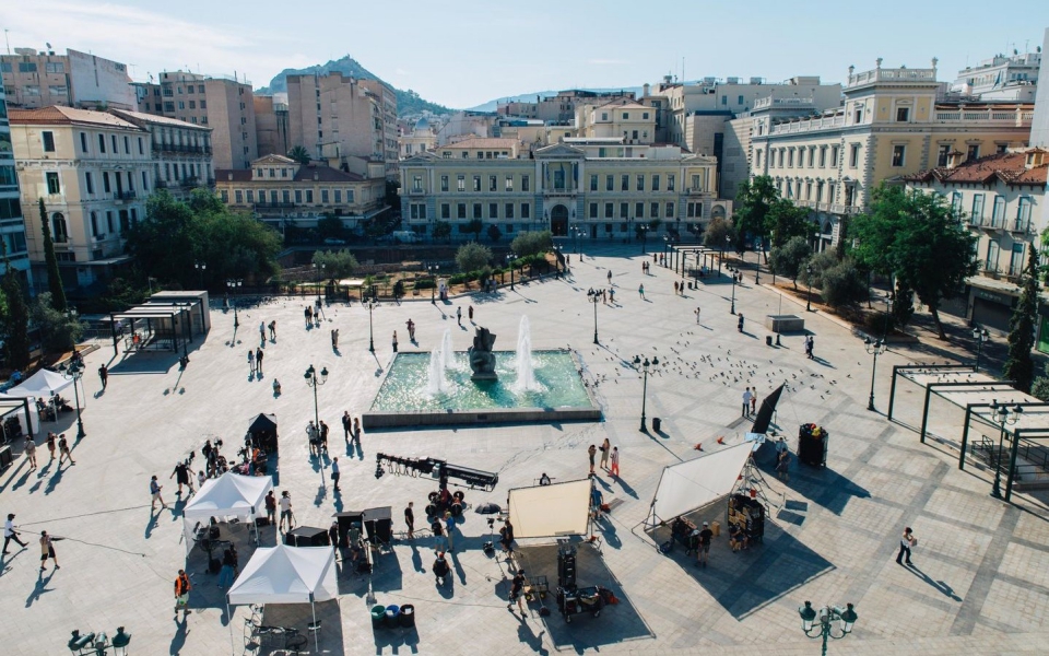 greek-salad-η-αθήνα-μετατρέπεται-σε-ένα-τεράσ-561693781