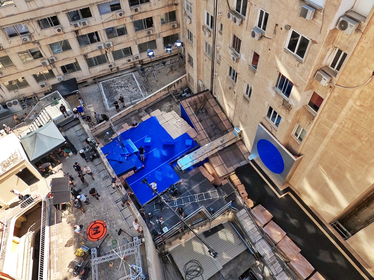 «Greek Salad»: Η Αθήνα μετατρέπεται σε ένα τεράστιο τηλεοπτικό σκηνικό (εικόνες)-1