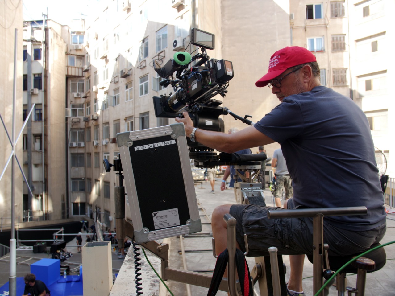 «Greek Salad»: Η Αθήνα μετατρέπεται σε ένα τεράστιο τηλεοπτικό σκηνικό (εικόνες)-2