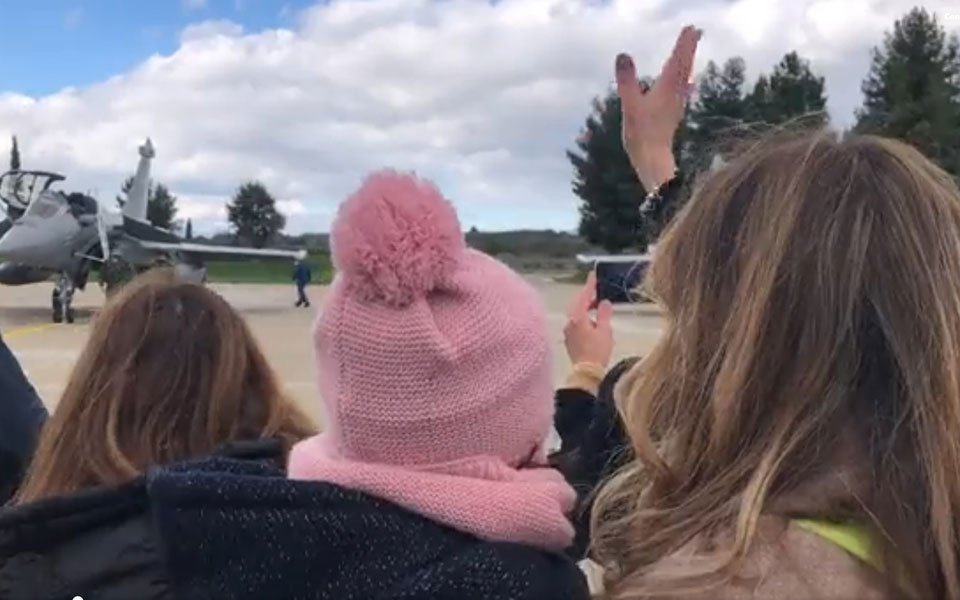 περιμένοντας-τον-μπαμπά-με-το-rafale-στη-ταν-561676522