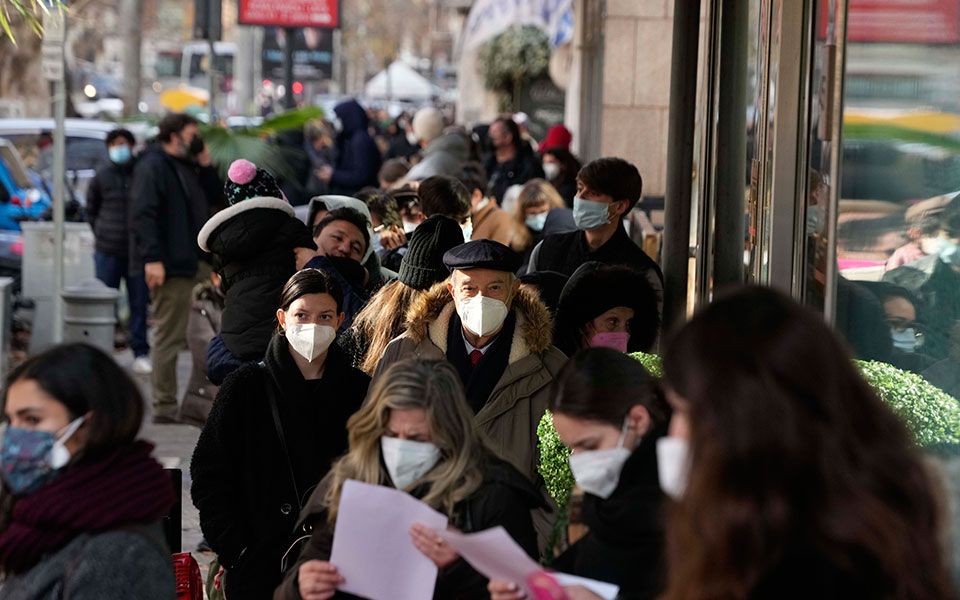 η-ευρώπη-μαθαίνει-να-ζει-με-τον-κορωνοϊ-561679375