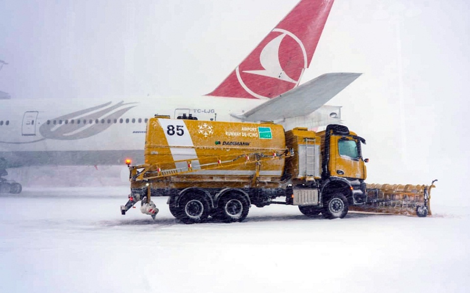 Κωνσταντινούπολη: Κλειστό αεροδρόμιο, απαγόρευση κυκλοφορίας ΙΧ λόγω χιονιού-1