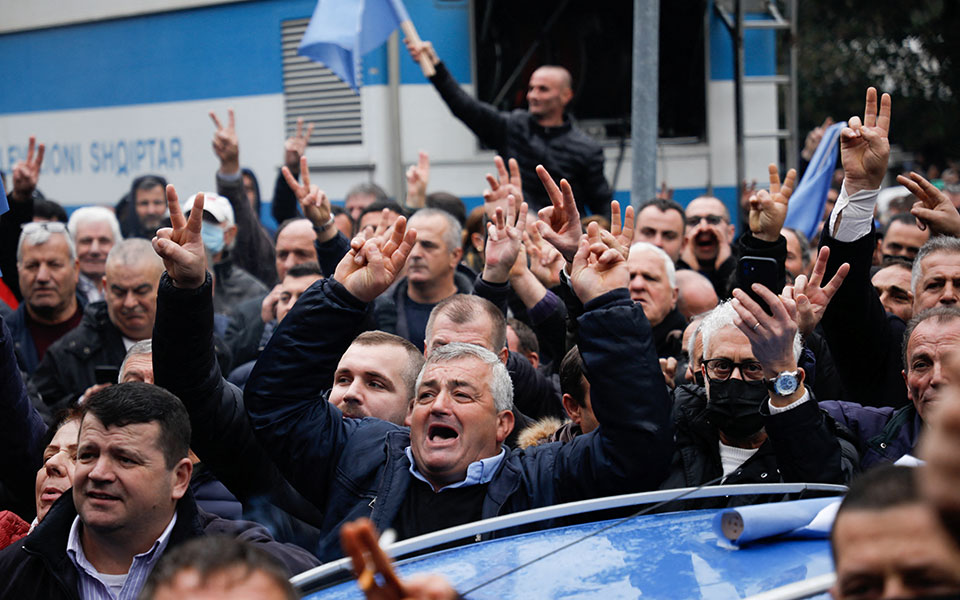 Χάος στην Αλβανία: Οπαδοί του Μπερίσα εισέβαλαν στα γραφεία του Δημοκρατικού Κόμματος-1