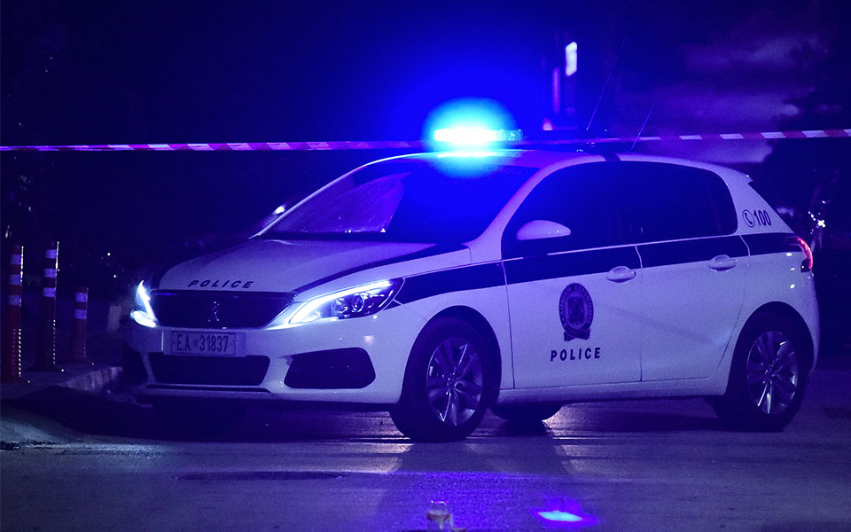 θεσσαλονίκη-νεαρός-αφγανός-πίσω-από-α-561689215