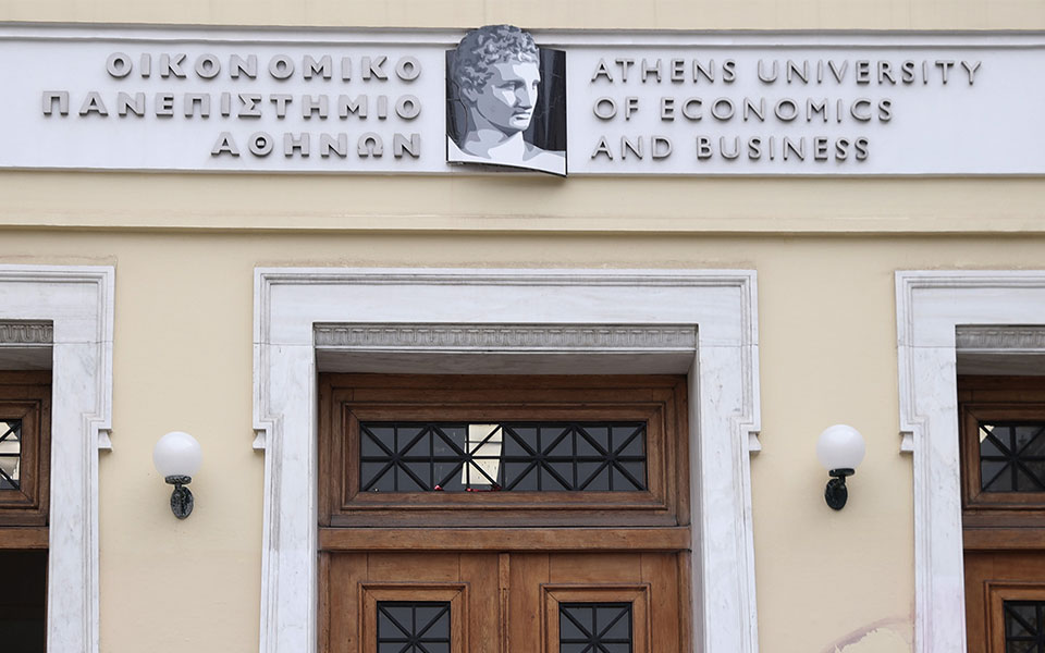 επεισόδια-από-κουκουλοφόρους-έξω-από-561674704