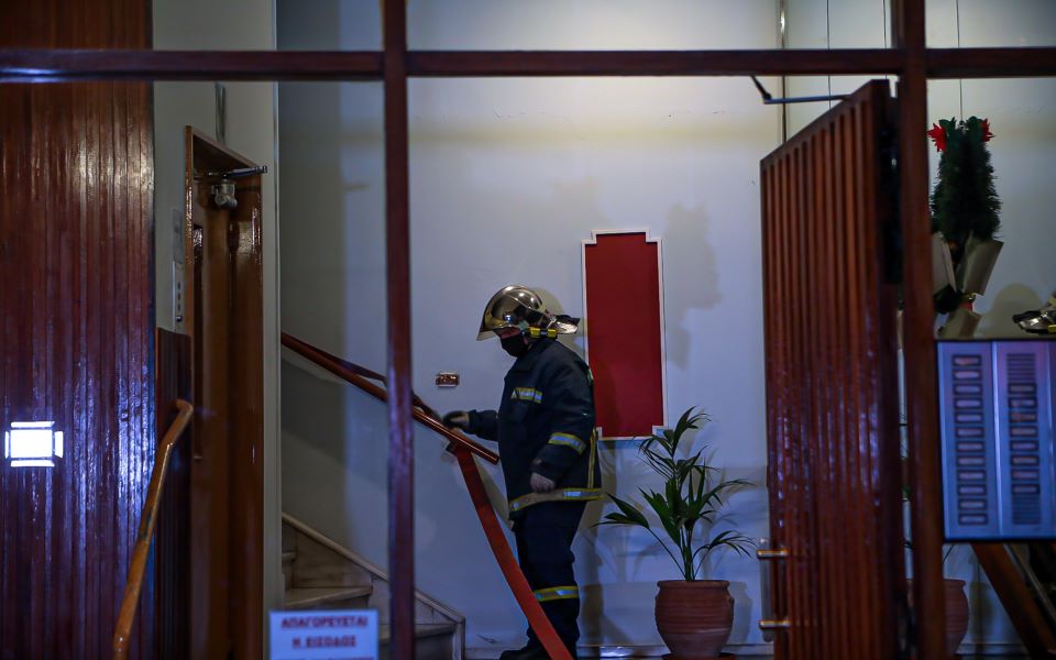 agios-panteleimonas-andras-krataei-omiro-gynaika-apeilei-na-anatinaxei-tin-polykatoikia2