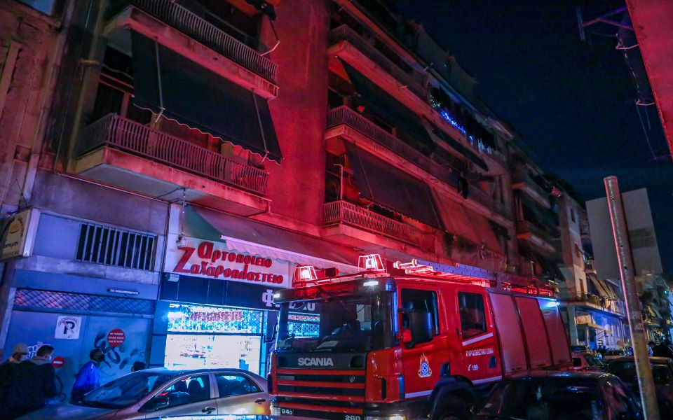 agios-panteleimonas-andras-krataei-omiro-gynaika-apeilei-na-anatinaxei-tin-polykatoikia4