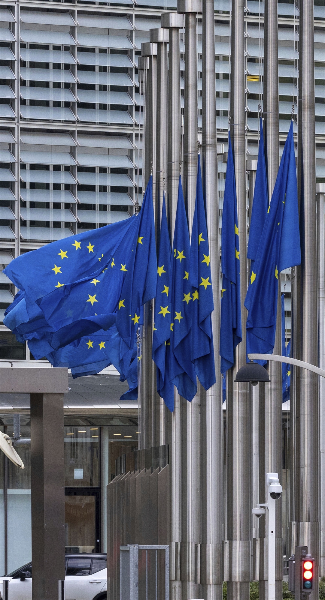 με-το-βλέμμα-στις-βρυξέλλες-τα-τίρανα-561673702