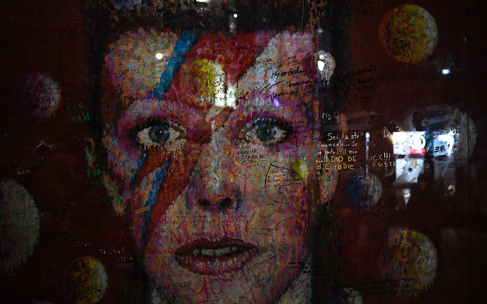 ντέιβιντ-μπόουι-ο-μουσικός-με-τις-περι-561677932