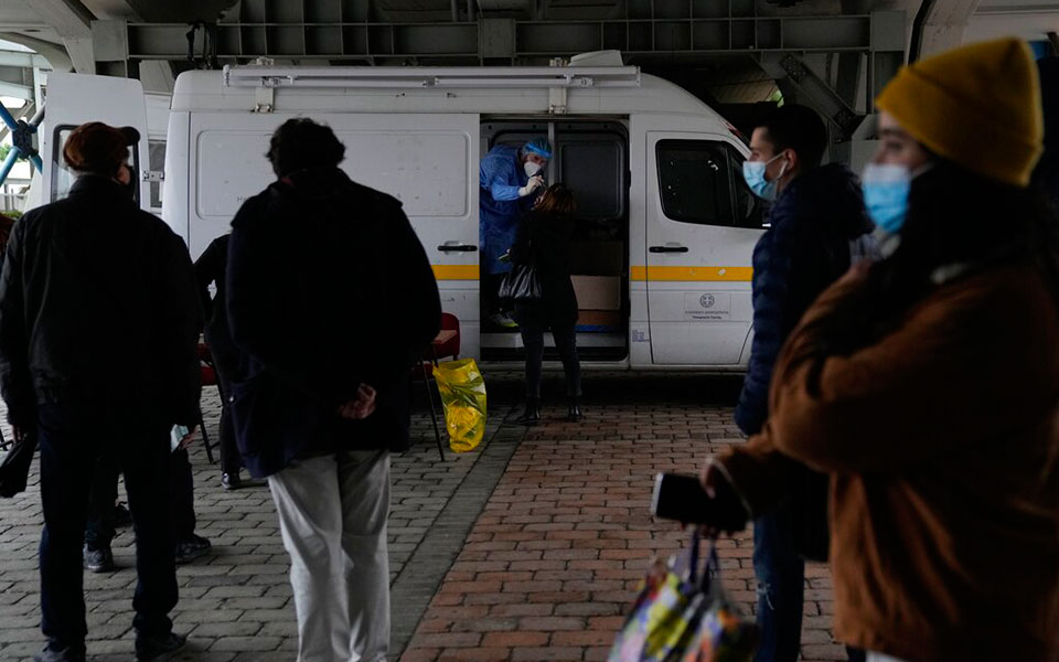 Σαρώνει η Όμικρον: 36.246 νέα κρούσματα, 78 θάνατοι και 615 διασωληνωμένοι-1