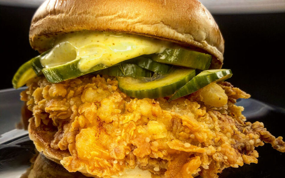 to-chicken-burger-του-βασίλη-καλλίδη-και-πώς-θα-το-φτι-561671680
