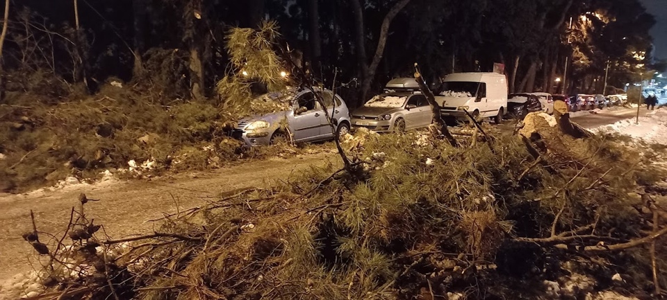 Κακοκαιρία Ελπίδα: Εικόνες χάους στους δήμους – «Παγοδρόμια» τα στενά-7