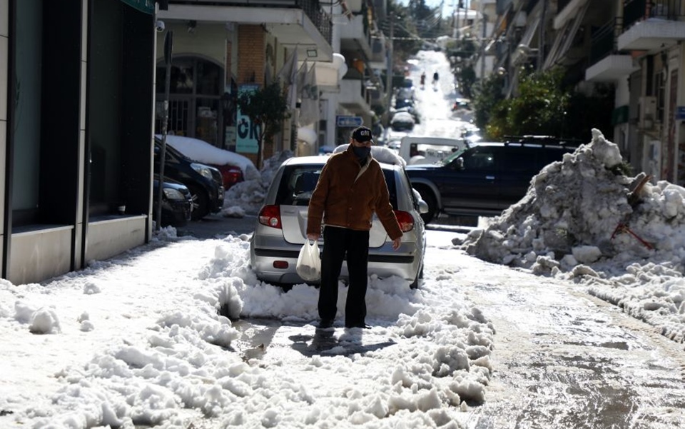 Κακοκαιρία Ελπίδα: Εικόνες χάους στους δήμους – «Παγοδρόμια» τα στενά-2