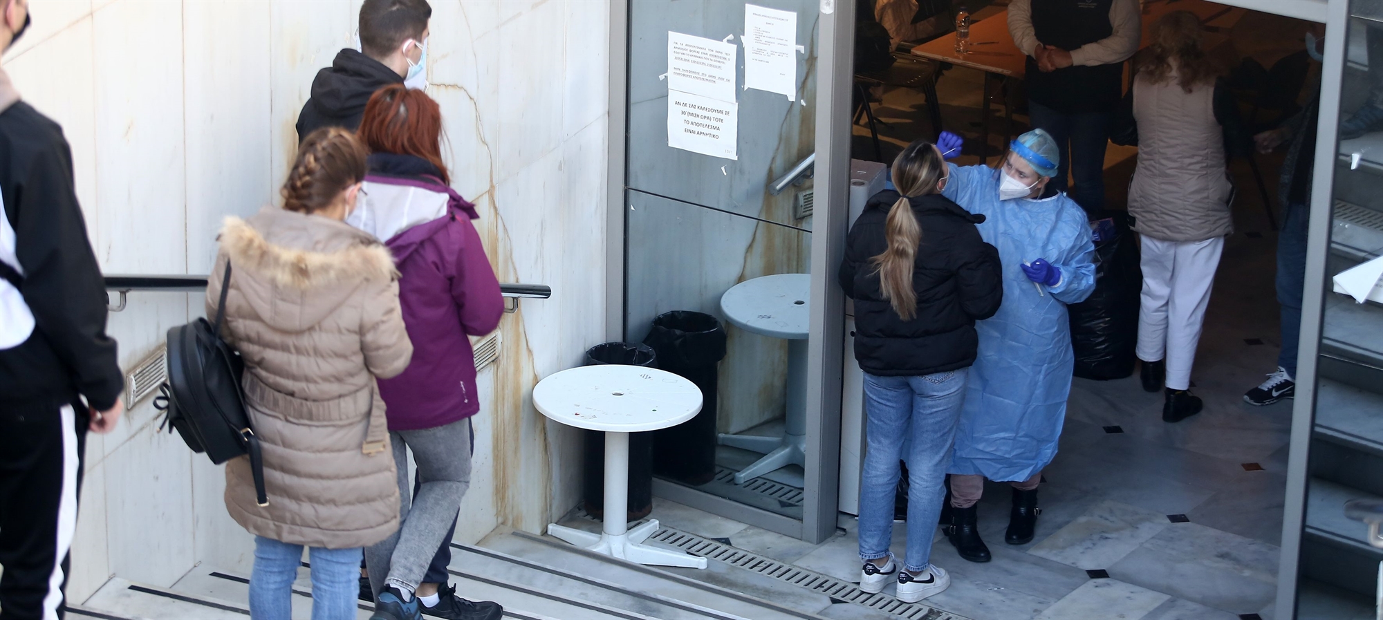 η-παραλλαγή-όμικρον-δείχνει-τα-δόντ-561654634