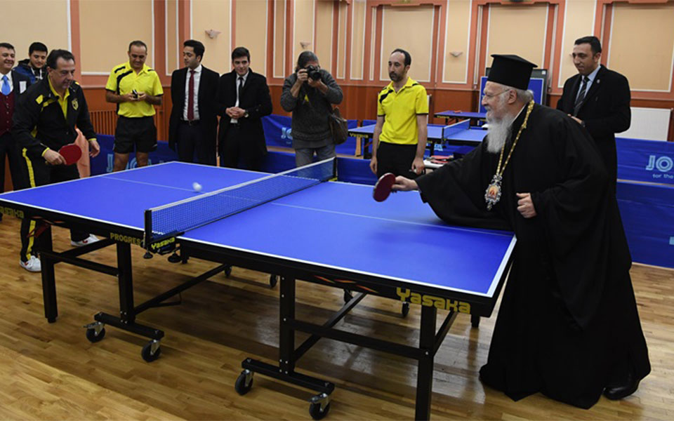 Ο Πατριάρχης Βαρθολομαίος έπαιξε πινγκ πονγκ (φωτογραφία)-1