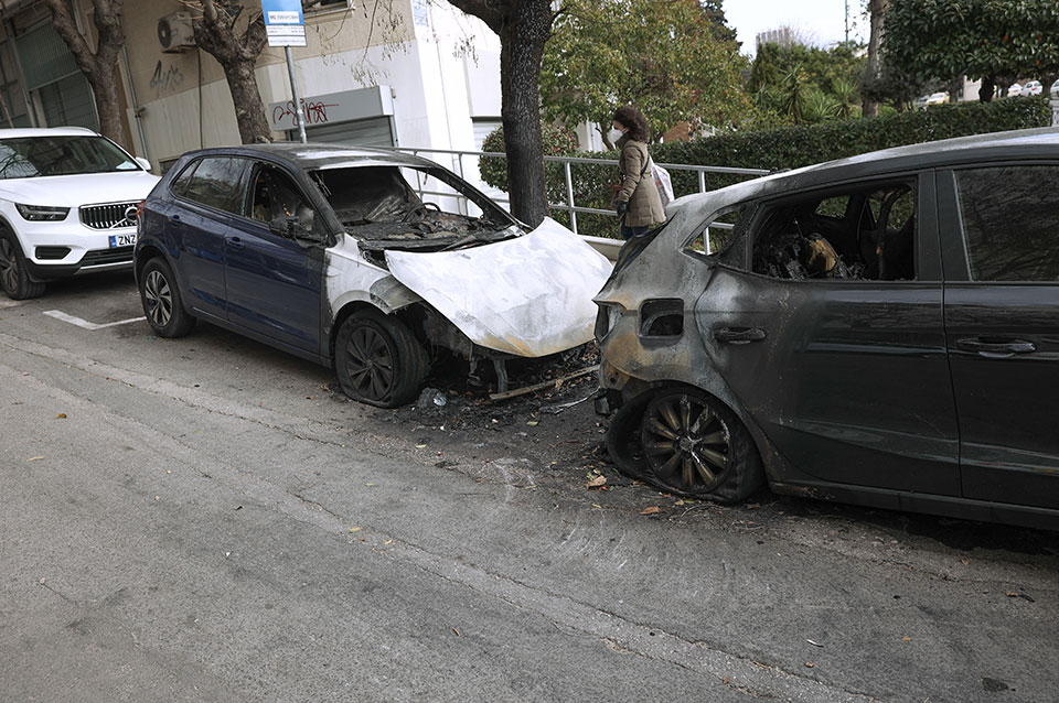 Κολωνάκι: Στόχος εμπρηστών τέσσερα σταθμευμένα αυτοκίνητα – Καταστράφηκαν ολοσχερώς-1