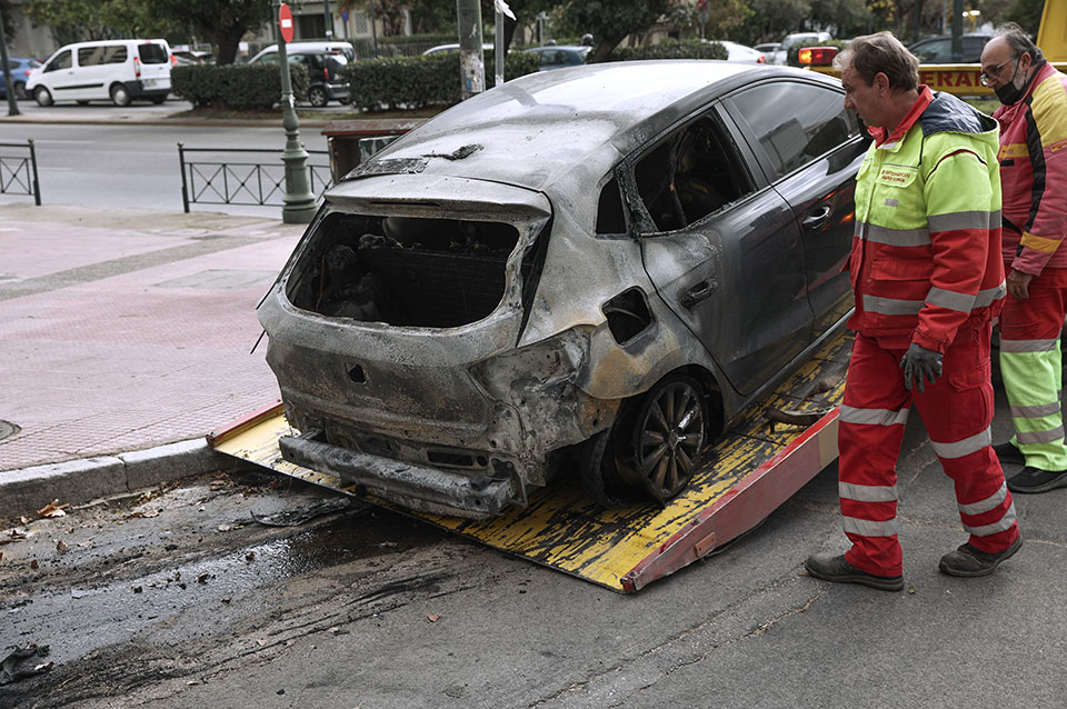 Κολωνάκι: Στόχος εμπρηστών τέσσερα σταθμευμένα αυτοκίνητα – Καταστράφηκαν ολοσχερώς-2