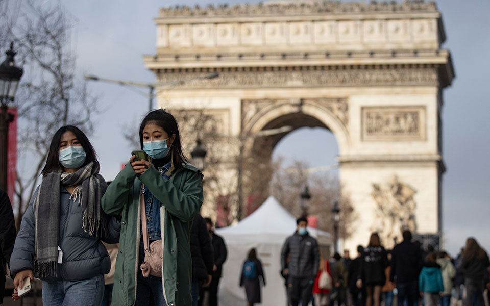 σπάνε-τα-ρεκόρ-στην-ευρώπη-300-000-κρούσματα-561655927
