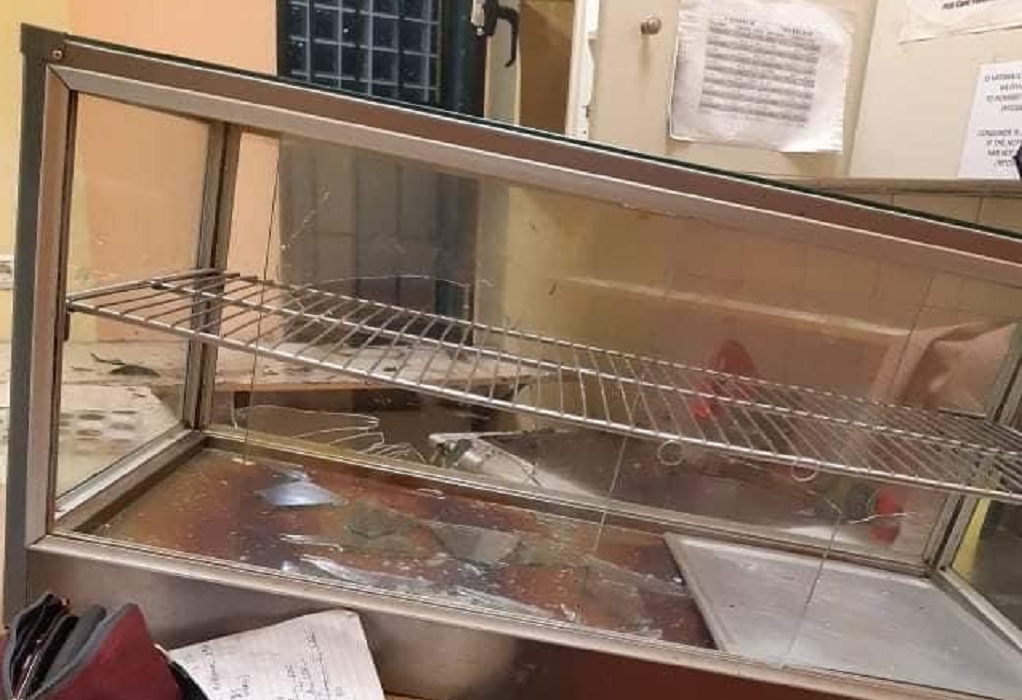 Θεσσαλονίκη: Άγνωστοι προκάλεσαν φθορές στο κυλικείο του 6ου Γυμνασίου Νικόπολης (εικόνες)-1