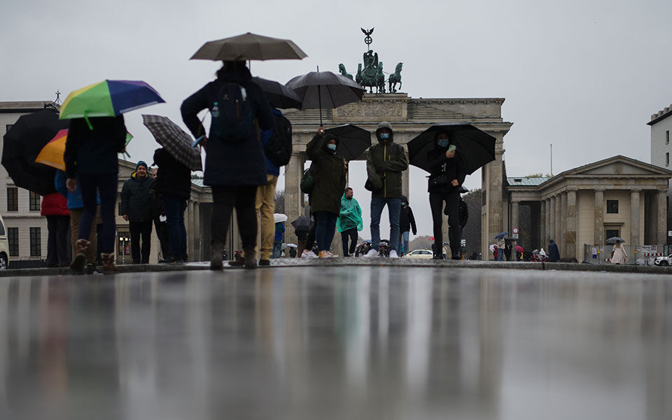 δεν-τελείωσε-η-πανδημία-προειδοποιεί-561677662