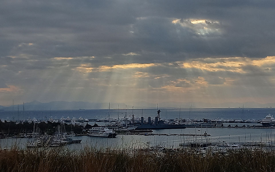 καιρός-λιακάδα-κρύο-και-στο-βάθος-βροχ-561695017