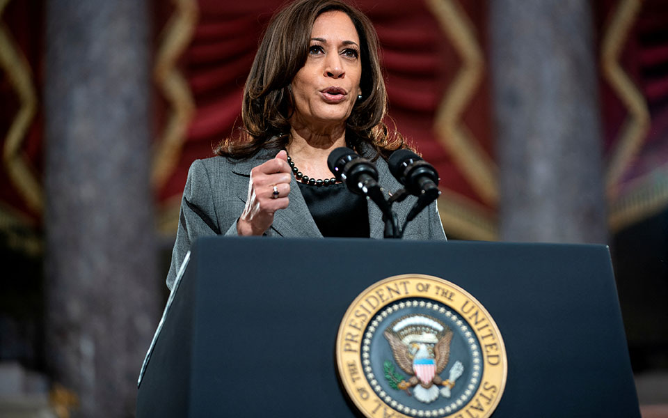 politico-η-κάμαλα-χάρις-εδραιώνει-τη-θέση-της-561672661