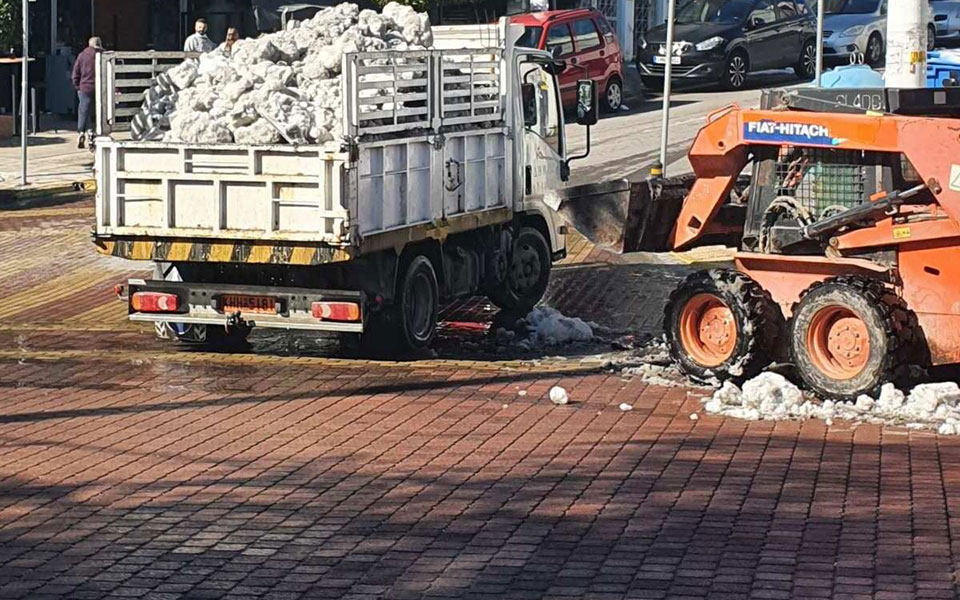 άλιμος-με-φορτηγά-απομακρύνει-το-χιόν-561691579