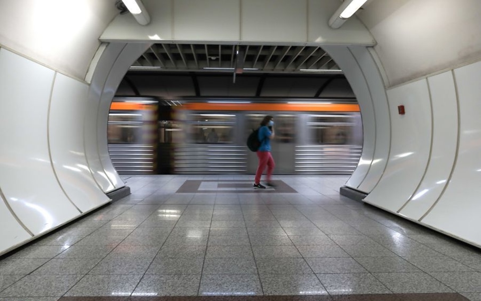 μετρό-οι-συρμοί-της-γραμμής-3-προς-και-α-561687142