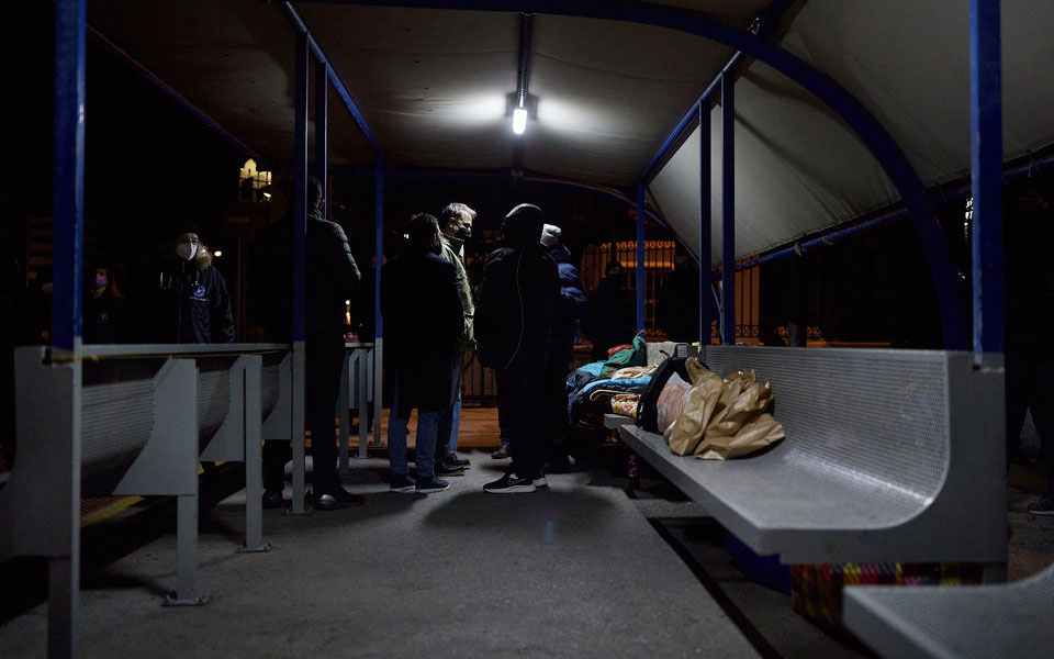 Κυριάκος Μητσοτάκης: Επίσκεψη σε αστέγους στο λιμάνι του Πειραιά (εικόνες)-3