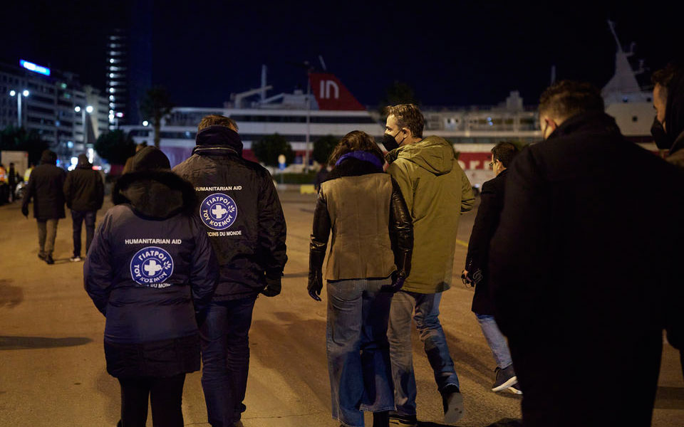 Κυριάκος Μητσοτάκης: Επίσκεψη σε αστέγους στο λιμάνι του Πειραιά (εικόνες)-2