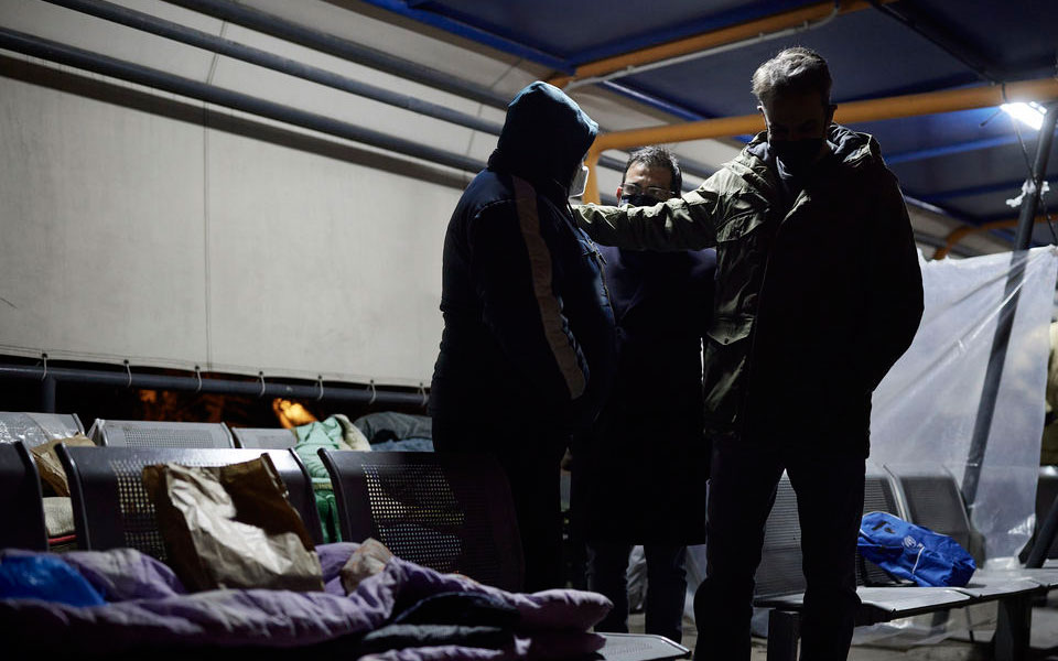 Κυριάκος Μητσοτάκης: Επίσκεψη σε αστέγους στο λιμάνι του Πειραιά (εικόνες)-5