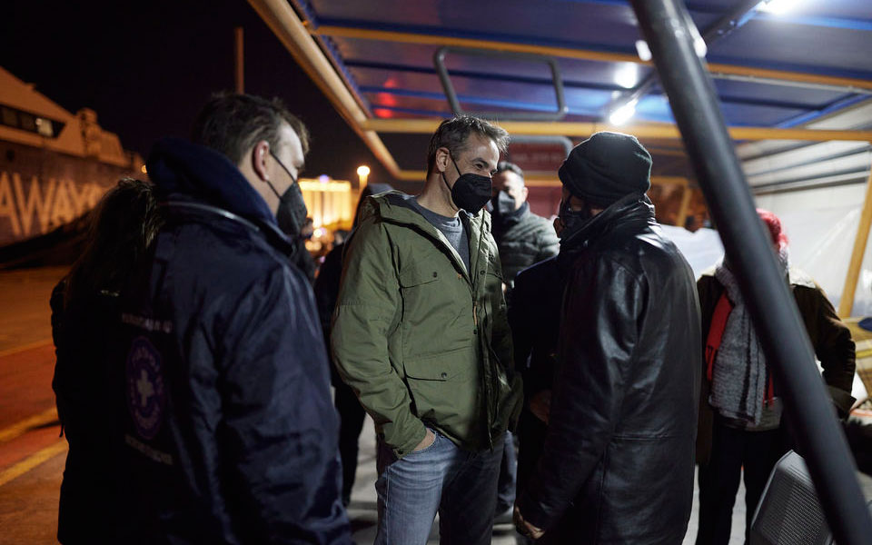 Κυριάκος Μητσοτάκης: Επίσκεψη σε αστέγους στο λιμάνι του Πειραιά (εικόνες)-4