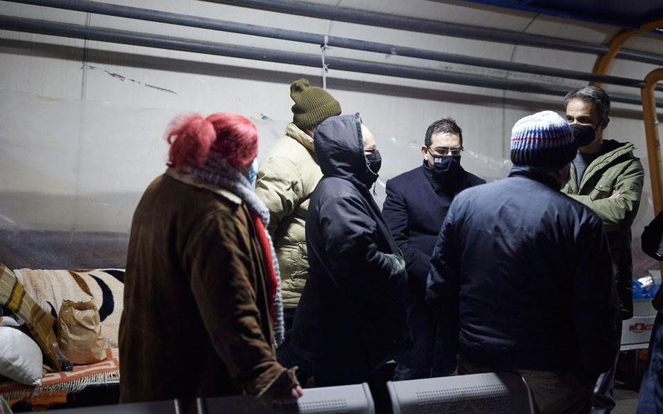 Κυριάκος Μητσοτάκης: Επίσκεψη σε αστέγους στο λιμάνι του Πειραιά (εικόνες)-1