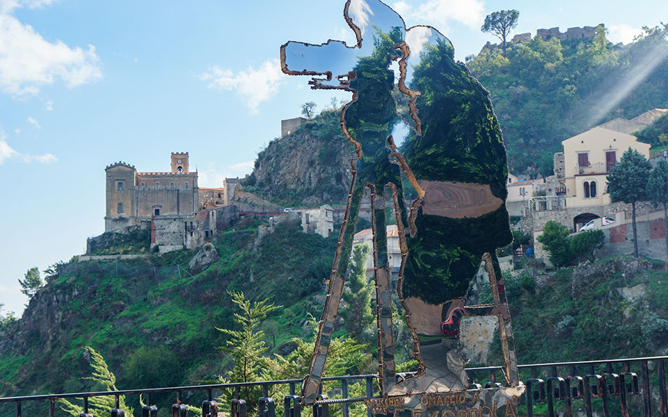 ο-νονός-πωλείται-το-κάστρο-όπου-γυρί-561673207