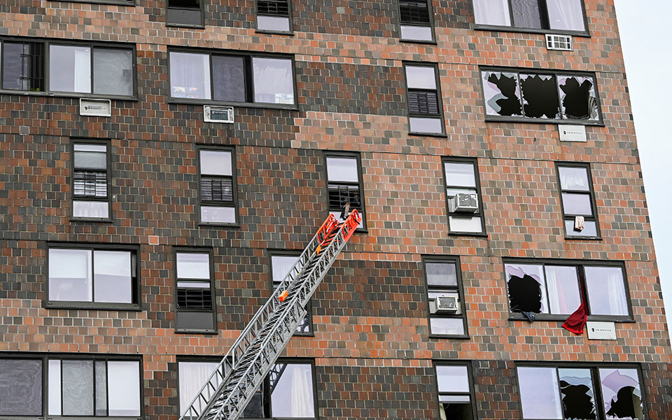 ηπα-στους-17-οι-νεκροί-από-την-πυρκαγιά-σ-561662824