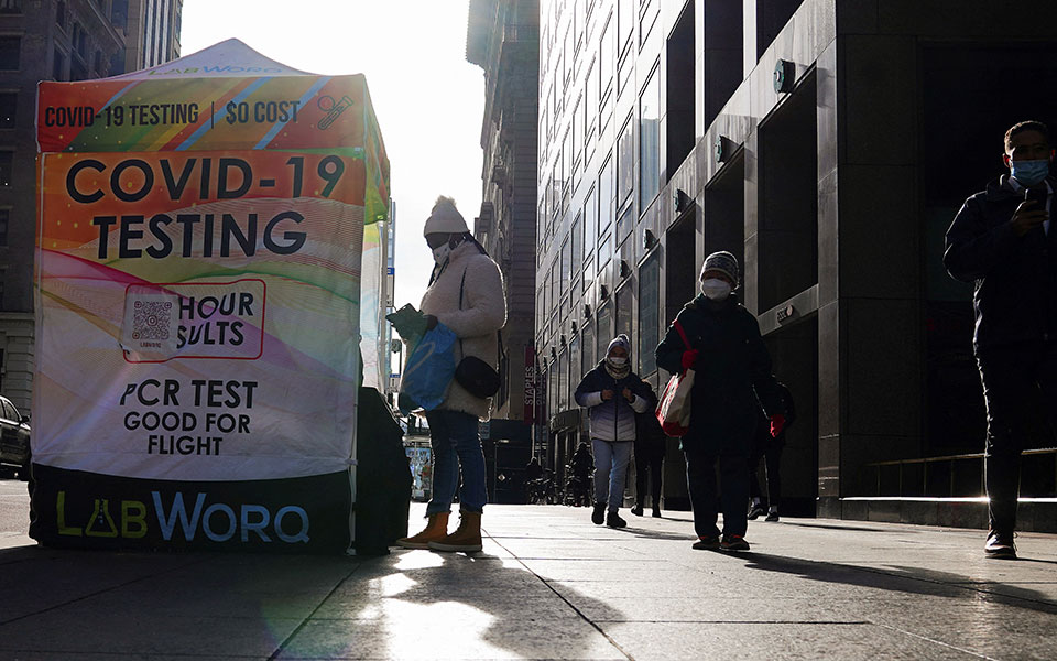 κορωνοϊός-ηπα-σε-πτώση-η-όμικρον-σ-561669838