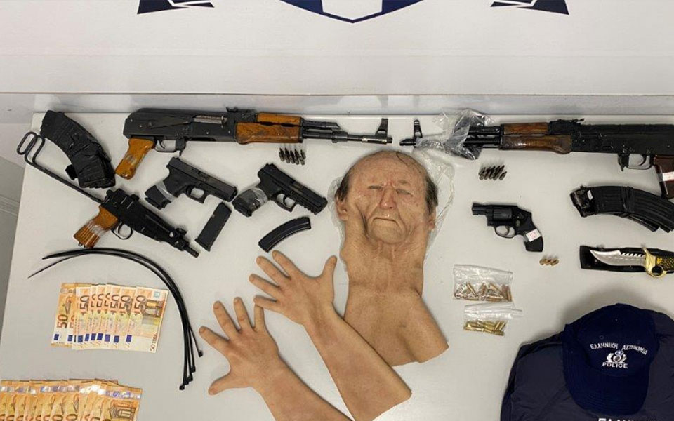 χειροπέδες-σε-οργάνωση-με-βαρύ-οπλοστ-561673165