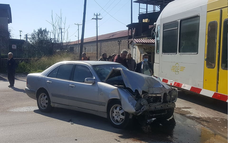 πάτρα-αυτοκίνητο-συγκρούστηκε-με-συρ-561694798