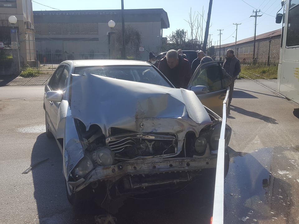 Πάτρα: Αυτοκίνητο συγκρούστηκε με συρμό του προαστιακού (εικόνες)-1