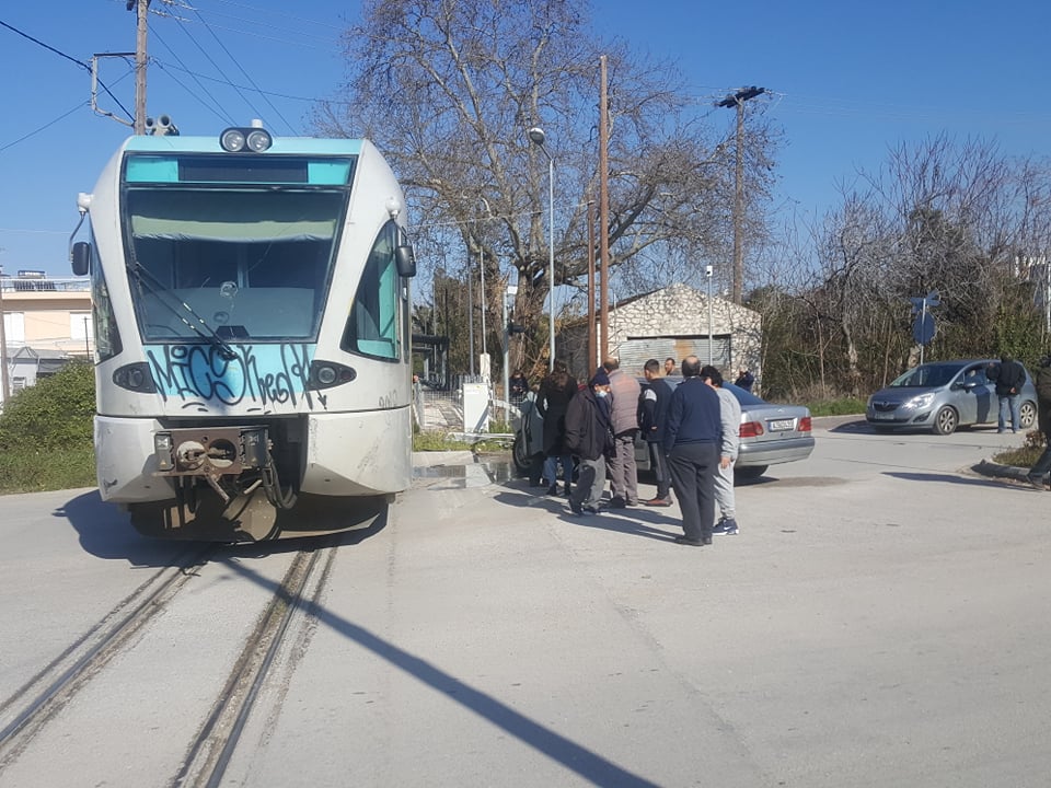 Πάτρα: Αυτοκίνητο συγκρούστηκε με συρμό του προαστιακού (εικόνες)-3