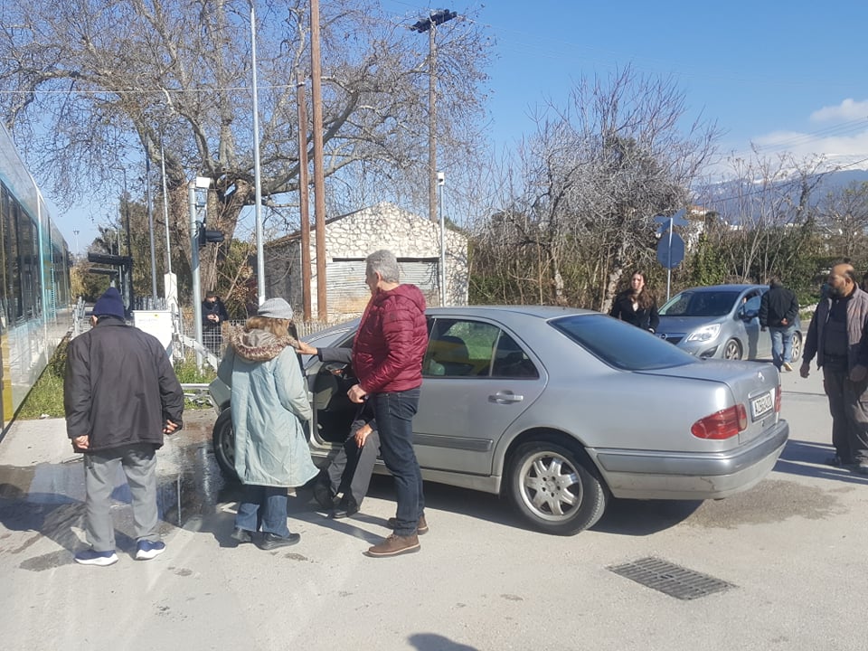Πάτρα: Αυτοκίνητο συγκρούστηκε με συρμό του προαστιακού (εικόνες)-2