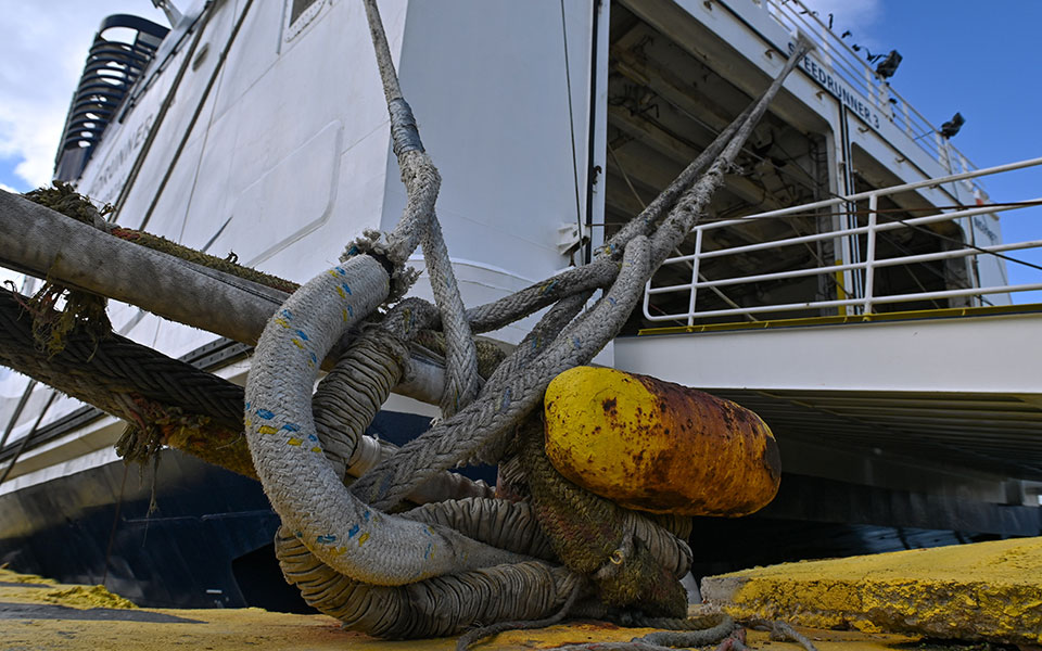 δεμένα-τα-πλοία-σε-πειραιά-ραφήνα-και-λ-561667219