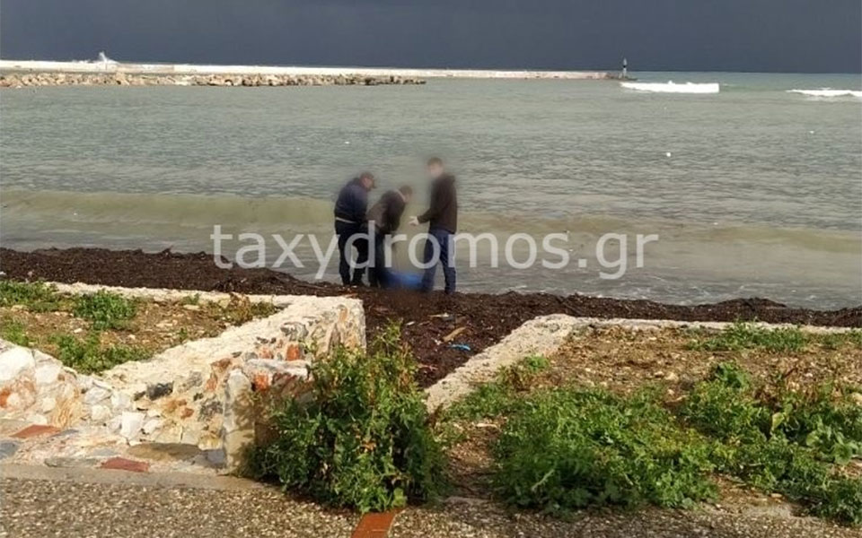 Θρίλερ στη Σκόπελο: Εντοπίστηκε πτώμα στο λιμάνι του νησιού (εικόνες)-1