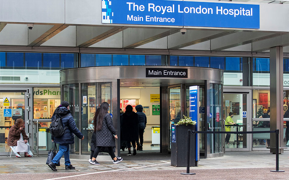 κορωνοϊός-βρετανία-η-όμικρον-δεν-561678211