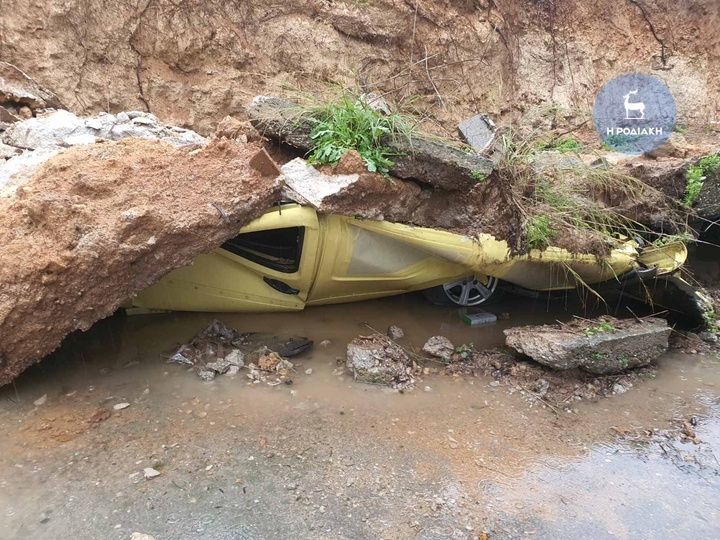 Ρόδος: Κατέρρευσε τοίχος σε συνεργείο και συνέθλιψε δύο αυτοκίνητα (εικόνες)-2