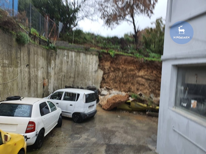 Ρόδος: Κατέρρευσε τοίχος σε συνεργείο και συνέθλιψε δύο αυτοκίνητα (εικόνες)-1