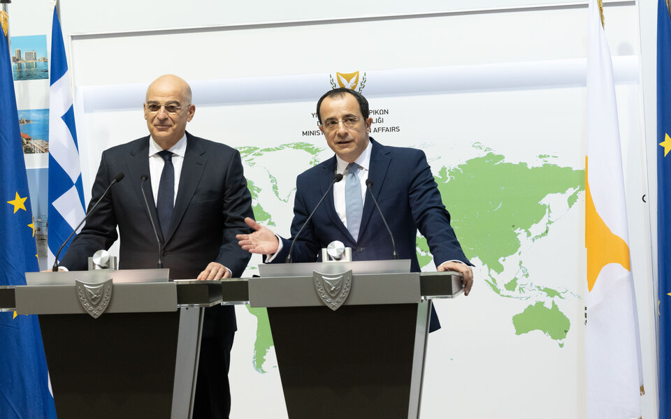 τηλεφωνική-επικοινωνία-δένδια-με-τον-561661702